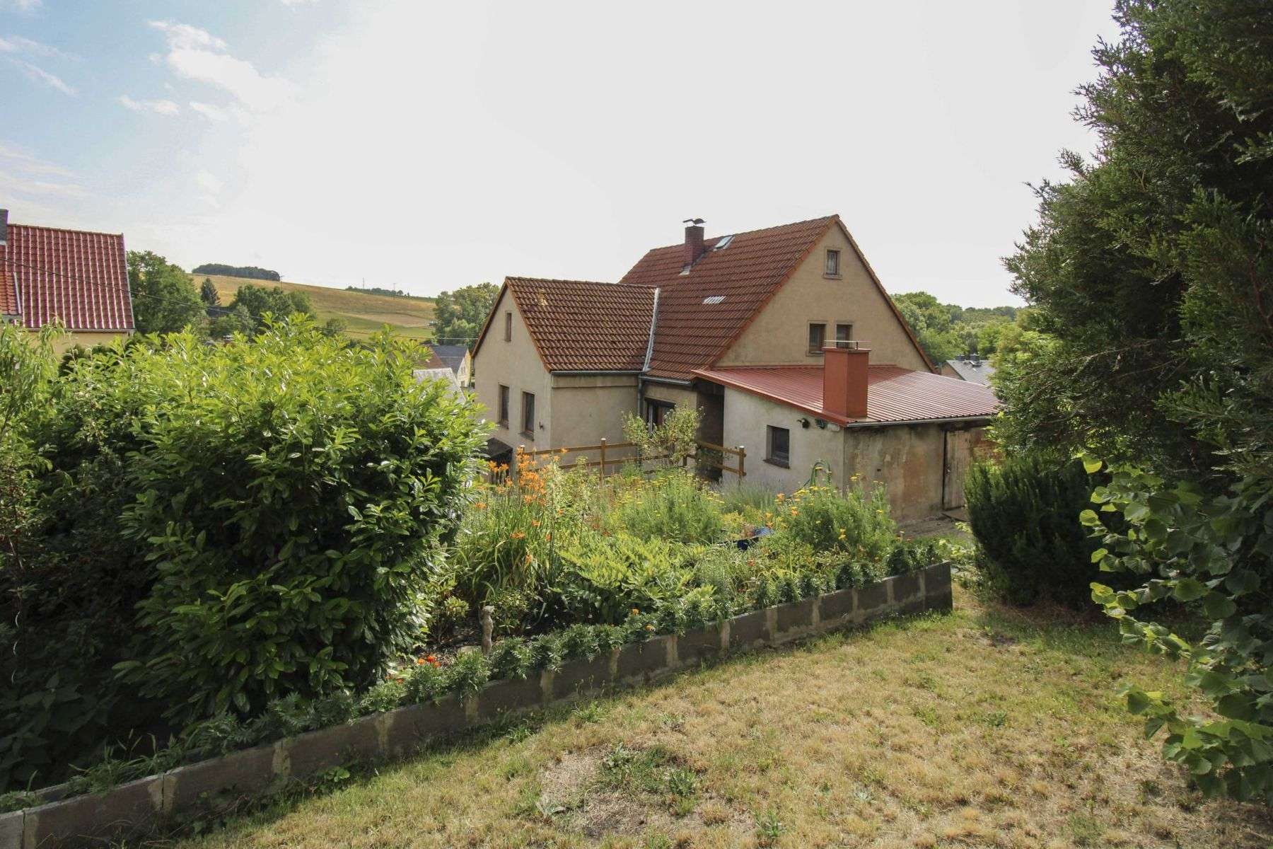 Charmantes Ein- oder Zweifamilienhaus mit Potenzial, großer Garage, Garten & Nebengebäuden, Mittelsachsen Kreis – Bild 2