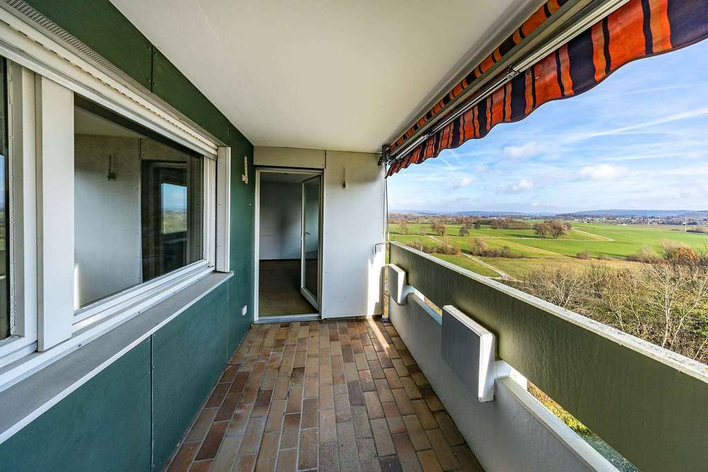 Immobilie in Singen (Hohentwiel) - 2,5-Zimmer-Wohnung mit Tiefgarage & Balkon. Sanieren und Wohnen oder Vermieten - Bild 0