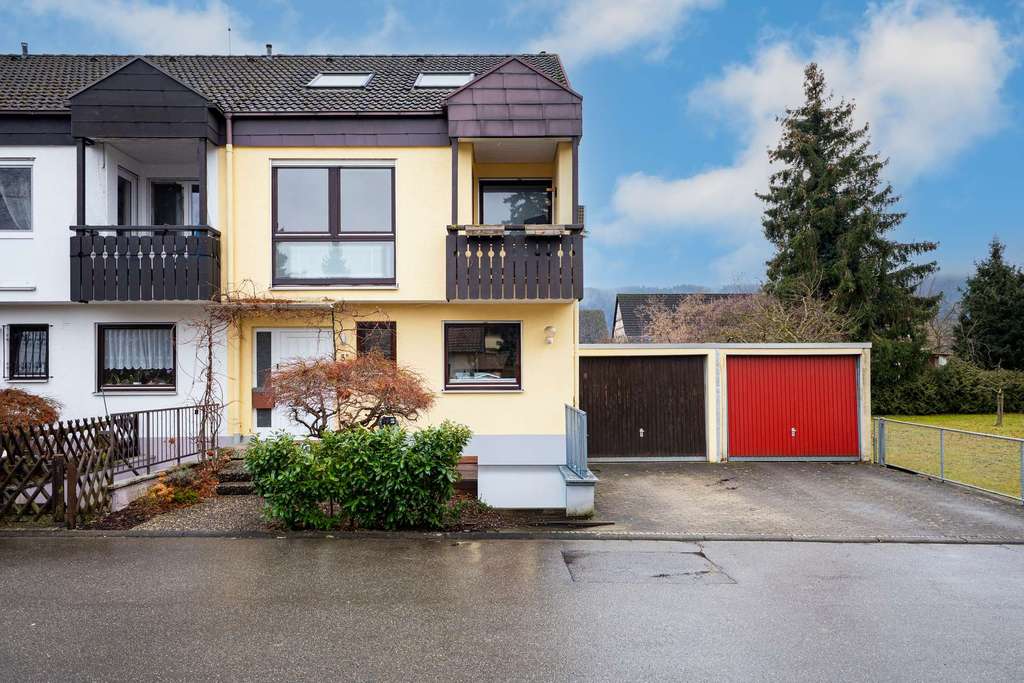 Modernisiertes Reihenendhaus mit PV, Pool und Garten in attraktiver Lage