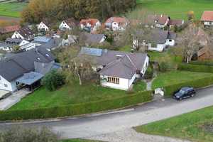 Top gelegenes Einfamilienhaus in Bruckberg mit Einliegerwohnung - Weitblick bis in die Alpen  – Landshut (Kreis) – Vorschaubild 1