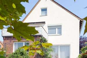 Dreifamilienhaus in Berenbostel mit Privatzufahrt, 2 Garagen, großem Garten und Dachterrasse – Die vollständige Adresse der Immobilie erhältst du vom Anbieter., 30827 Garbsen – Vorschaubild 1