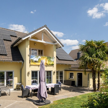 Lichtdurchflutetes modernes Ein- oder Zweifamilienhaus mit traumhafter Gartenanlage in Euskirchen