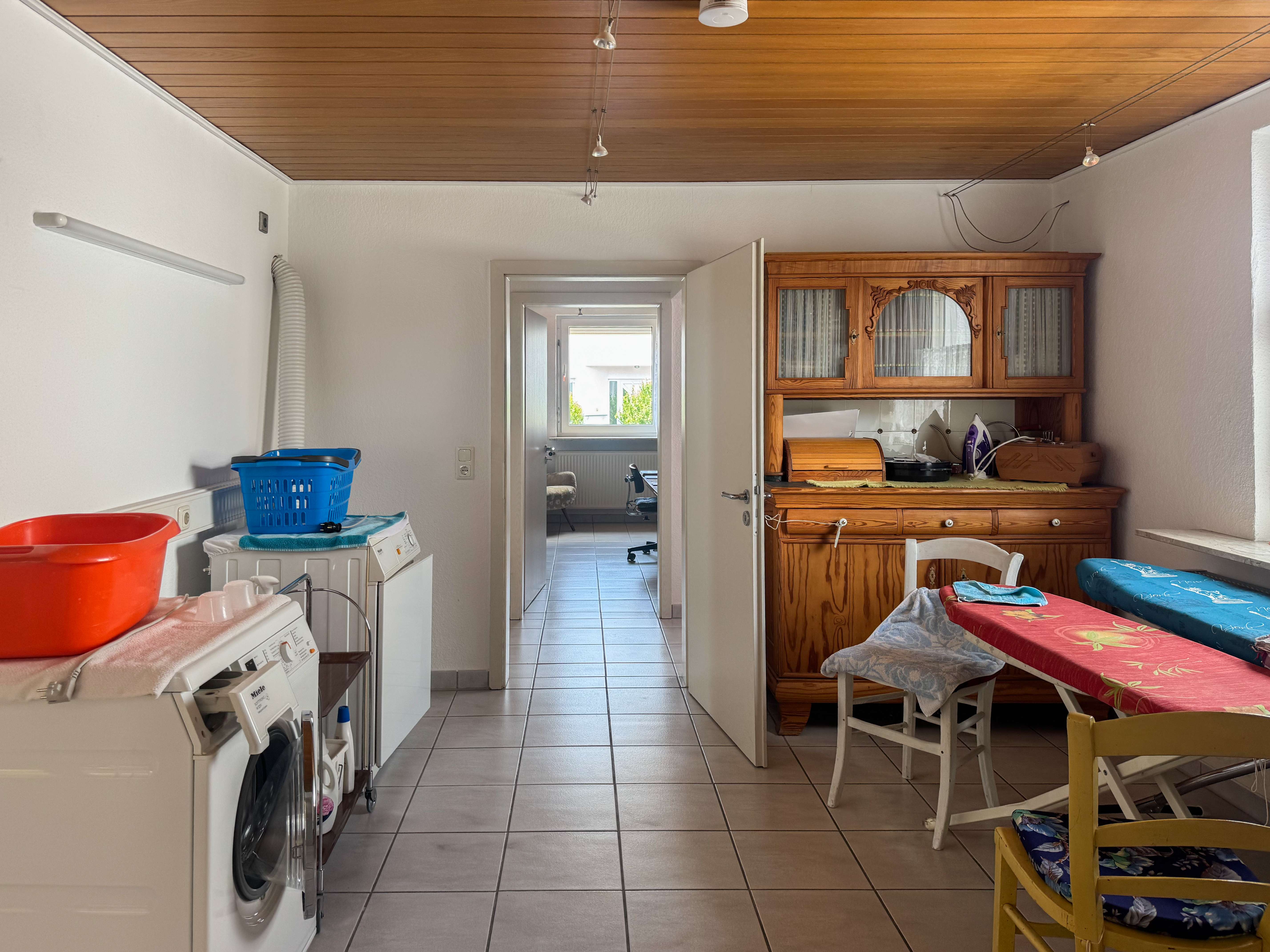 Immobilie in Riedstadt - Großzügiges und gepflegtes Zweifamilienhaus mit Garten, Terrasse, und Garagen sowie Ausbaupotenzial - Bild 5