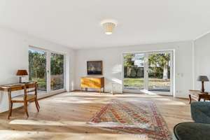 Luxuriöse 4-Zimmerwohnung in villenähnlicher Wohnlage mit großem umlaufenden Garten in Nymphenburg