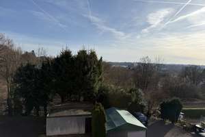 Schöne Lichtdurchflutet vier Zimmer Wohnung mit Balkon