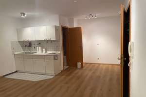Geräumige 1-Zimmer-Wohnung mit ca. 27 qm, Küchenzeile und KFZ-Stellplatz ab sofort zu vermieten!
