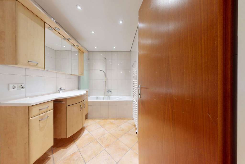 Immobilie in Leonberg - Großzügige 4-Zimmer-Wohnung mit Wintergarten und schönem Ausblick – ab sofort verfügbar! - Bild 2