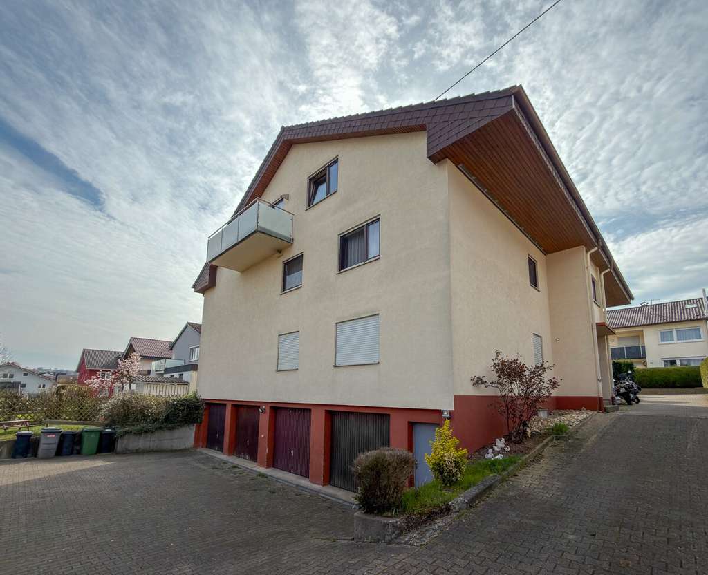 Immobilie in Oberderdingen - Charmante 2-Zimmer-DG-Wohnung mit Balkon, 8 m langer Garage & Gestaltungspotenzial - Bild 0