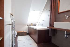 Traumhaft schöne Dachgeschosswohnung mit Sonnenterrasse am Viktoria-Luise-Platz – Regensburger Strasse 30a, 10777 Schöneberg, Berlin – Vorschaubild 8