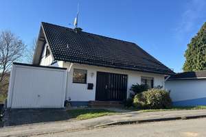 Freistehendes Einfamilienhaus, 188 m² WFL, sep. ELW, Garten, Garage, bezugsfrei, 51515 Kürten – Die vollständige Adresse der Immobilie erhältst du vom Anbieter., 51515 Kürten – Vorschaubild 1