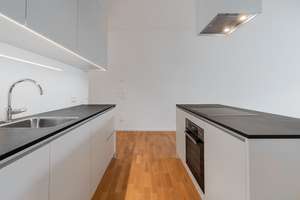 Großzügige 4-Zi. Whg. mit Balkon, hochwertiger EBK, Ankleide & Gäste-WC mit Dusche – Nachodstraße 15B, 10779 Wilmersdorf, Berlin – Vorschaubild 4