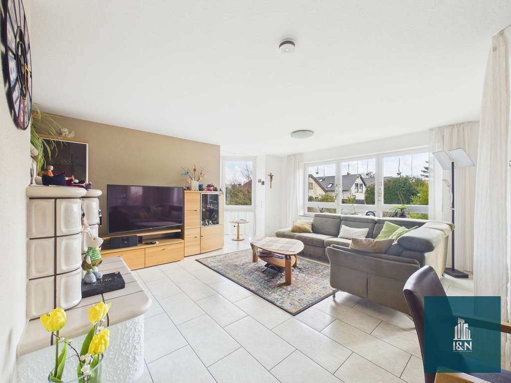 Immobilie in Eberdingen - MEHRGENERATIONENHAUS - Großes Zweifamilienhaus mit wunderschönem Garten in Hochdorf - Bild 1