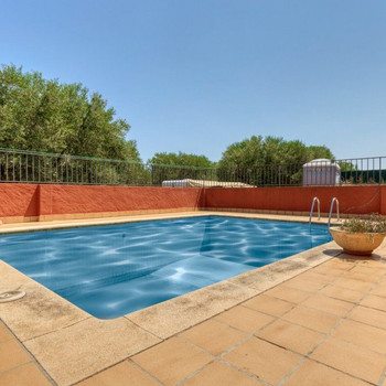Freistehendes Haus mit Swimmingpool, 369 m² Wohnfläche auf einem 500 m² großen Grundstück.