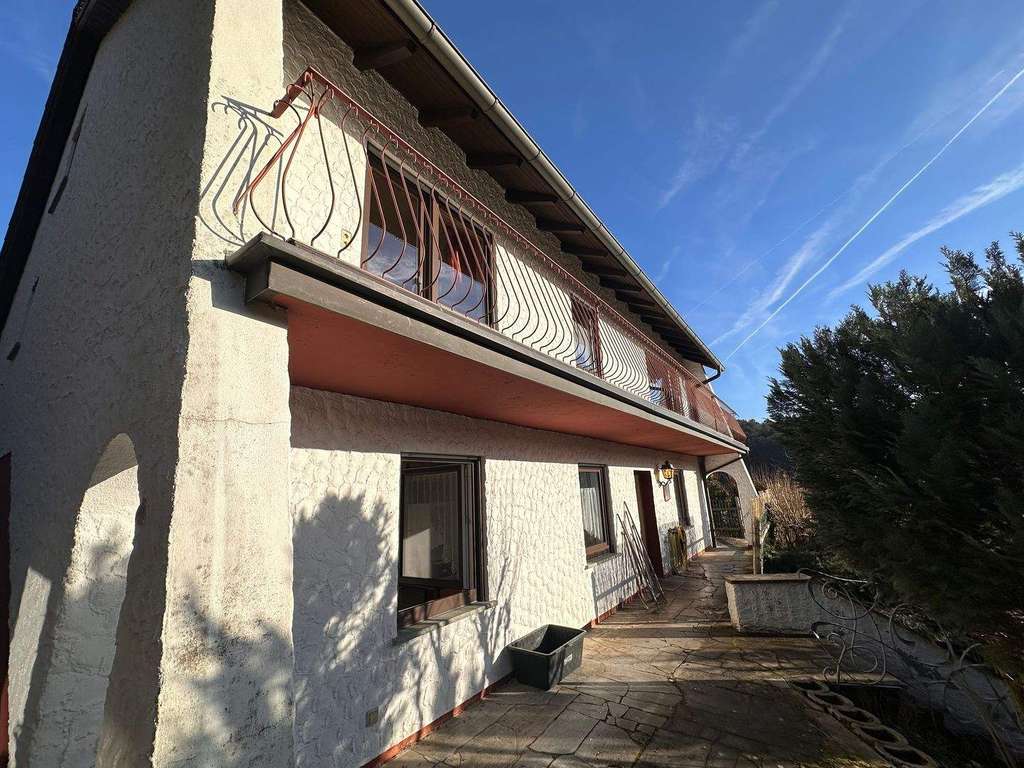 Immobilie in Schonungen - Einfamilienhaus mit Einliegerwohnung, genialer Ausblick inklusive! - Bild 1