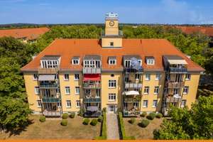 Lichtdurchflutete 2-Zimmer-Wohnung mit Parkett, Balkon, EBK und TG in Top-Lage – Die vollständige Adresse der Immobilie erhältst du vom Anbieter., 14469 Bornstedt, Potsdam – Vorschaubild 1