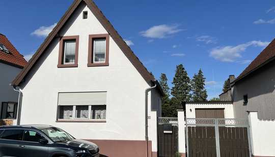 Bild von Freistehendes Einfamilienhaus mit großem Grundstück & Ausbaupotenzial in begehrter Lage v. Griesheim