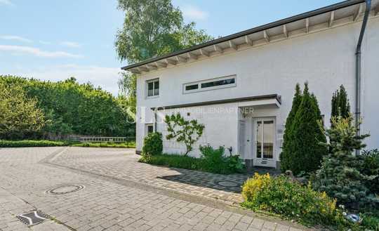 Wohlfühlen im Grünen – modernes Reihenendhaus mit Kamin, Garten und 5 Stellplätzen