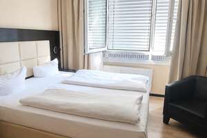 Hotel-Atmosphäre: vollausgestattetes möbliertes ehemaliges Hotelzimmer in Karlsruhe zu vermieten.