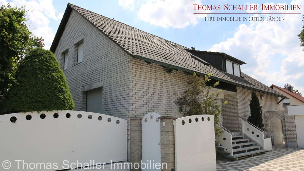 Immobilie in Seukendorf - Exklusives Zweifamilienhaus mit 3 Einheiten, Erdwärmepumpe  Wellnessbereich in ruhiger Lage - Bild 1