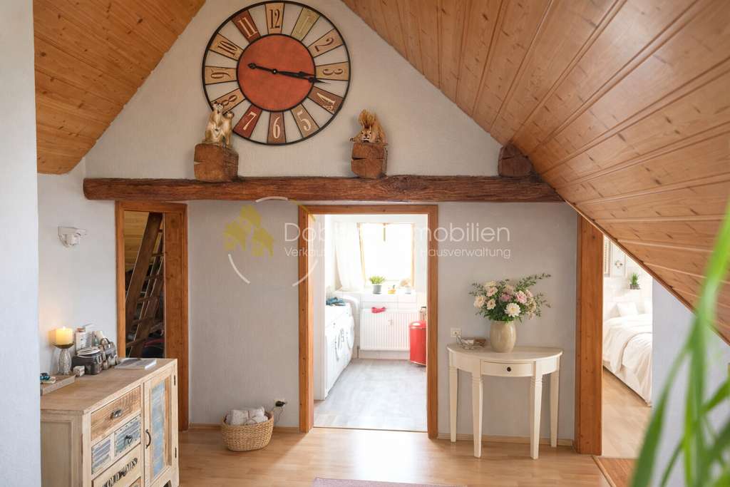 Immobilie in Michelbach an der Bilz - Außergewöhnliche Dachgeschosswohnung mit 3 Balkonen, Holzofen & Garage - Bild 3