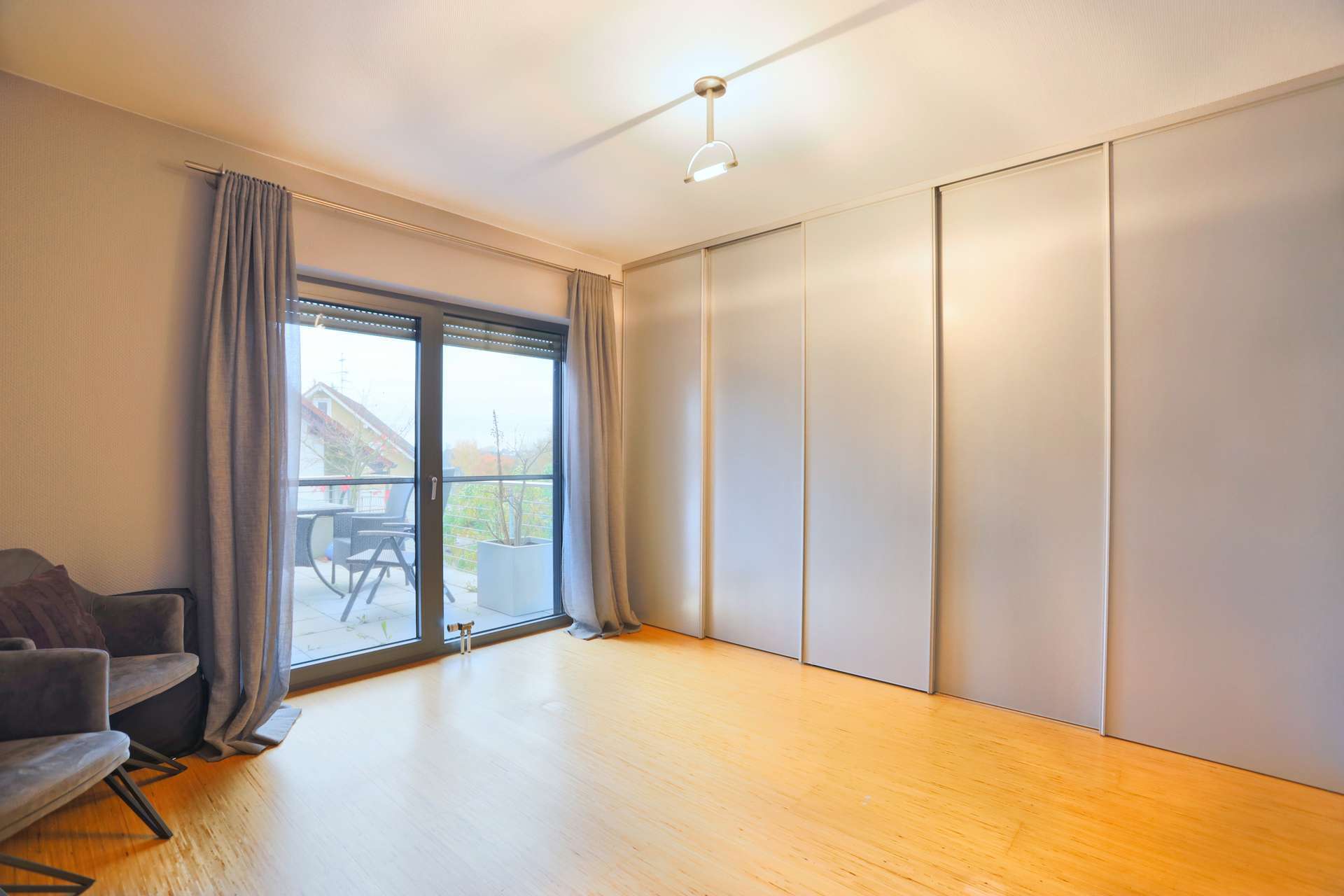 Immobilie in Hammersbach - Stilvoller Bungalow mit separater ELW, Doppelgarage & großem Grundstück - Bild 3