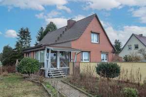 Charmantes Einfamilienhaus in Grieben – Wohnen im Grünen mit Kamin und 1.389 m² Grundstück – Die vollständige Adresse der Immobilie erhältst du vom Anbieter., 39517 Grieben – Vorschaubild 1