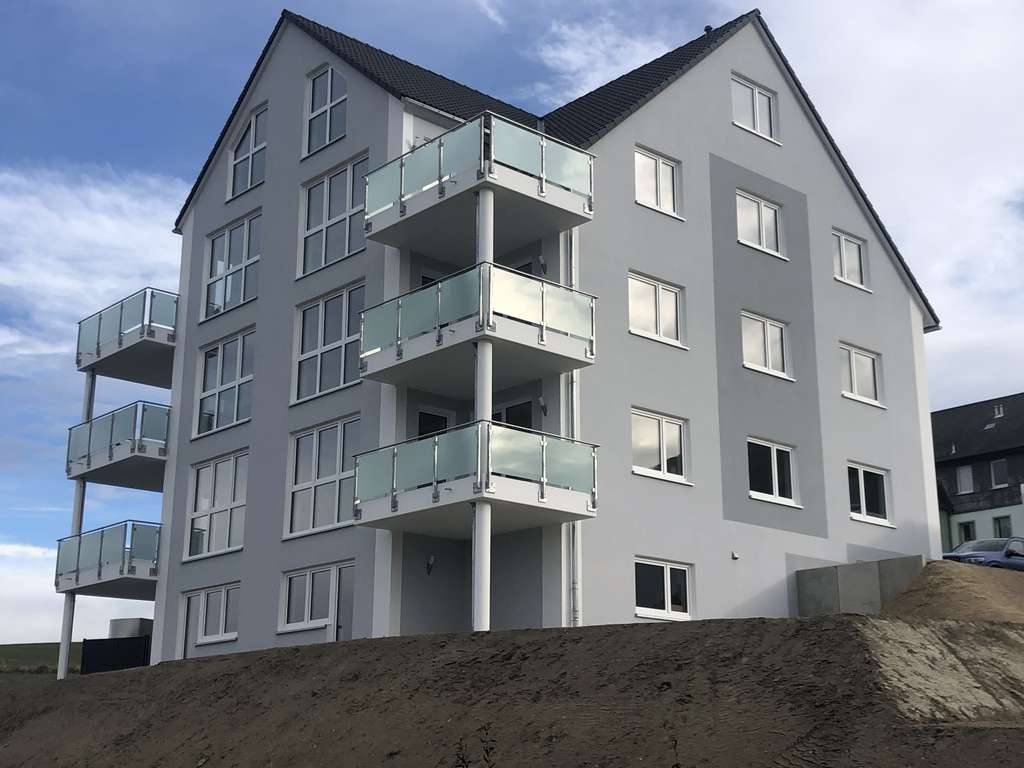 Immobilie in Stollberg/Erzgebirge - Haus im Haus ! Traumwohnung mit EBK, Balkon, Terrasse, Privatgarten, Topaussicht & Ausstattung. - Bild 0