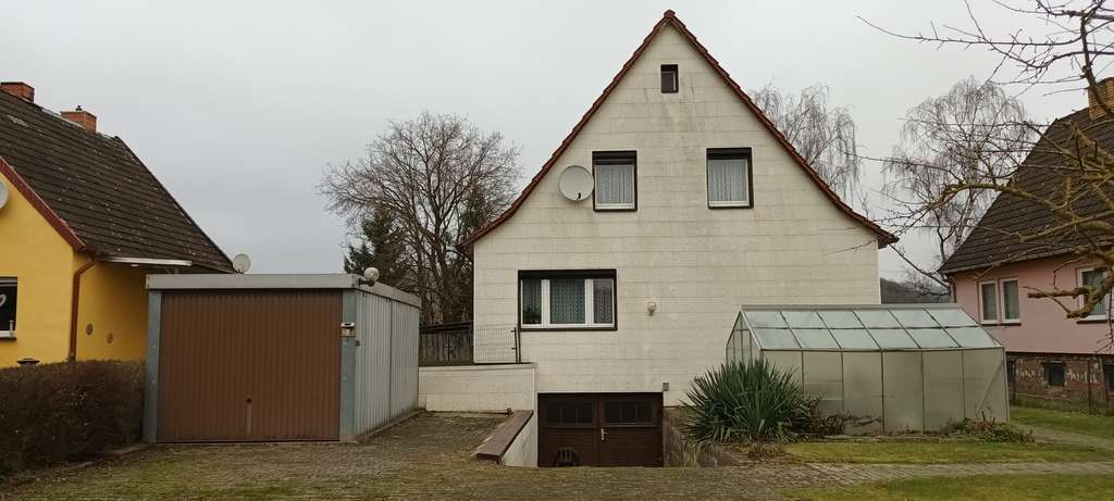 Niedersachswerfen, Einfamilienhaus, freistehend mit Vollkeller, Garten und 2 Garagen