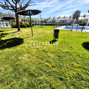 Chalet von 242 m² in privater Urbanisation mit Pool und Sportanlagen, nahe der A42