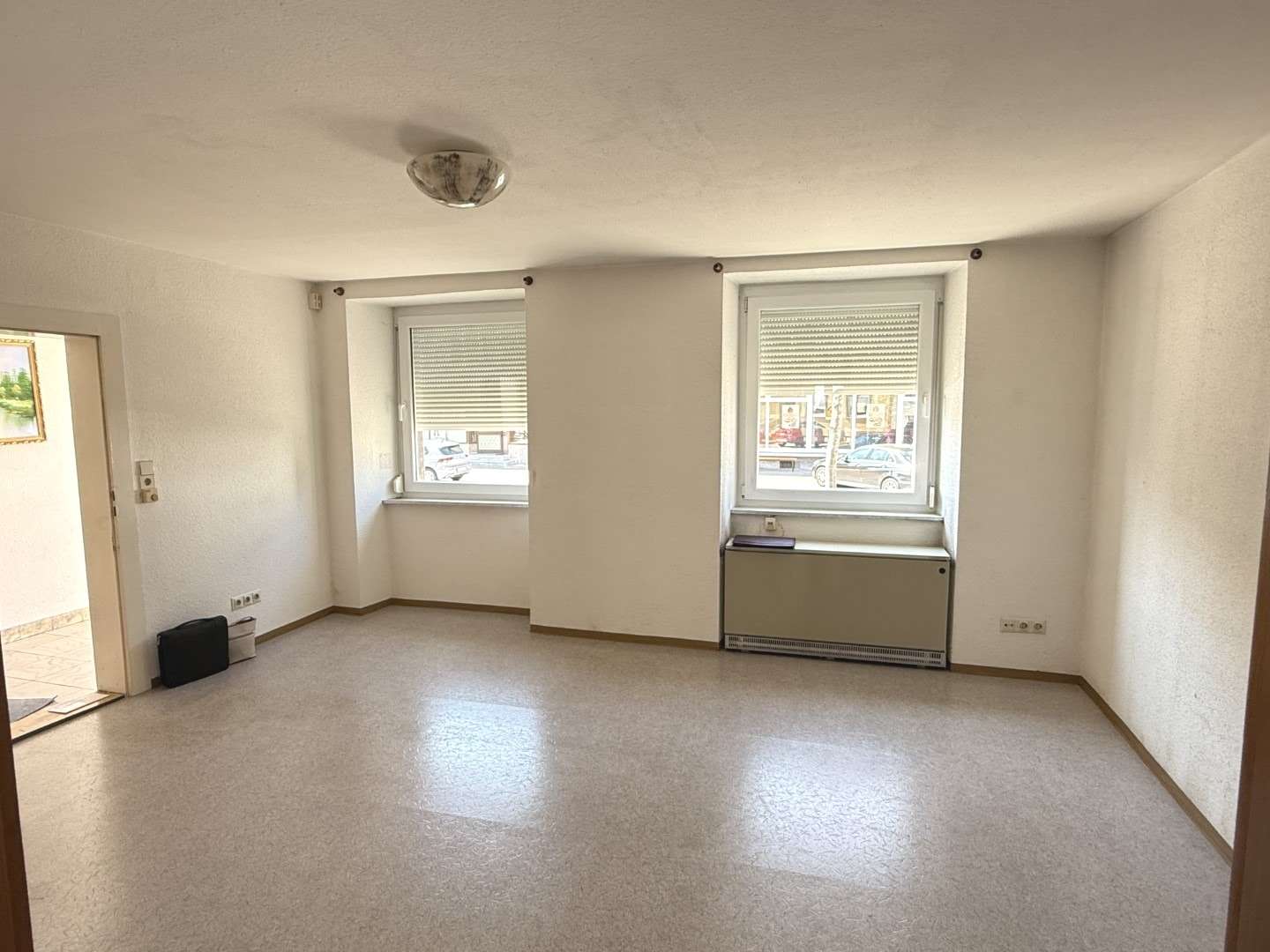 Immobilie in Stetten am kalten Markt - Interessantes Zweifamilienhaus mit Büroräumen und 5 Stellplätzen im Herzen von Stetten - Bild 1