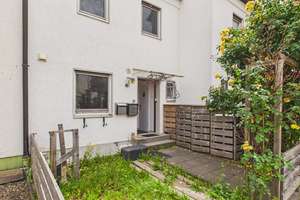 Familienfreundliches Reihenmittelhaus mit Garten, Balkon und Potenzial in Haunstetten – Die vollständige Adresse der Immobilie erhältst du vom Anbieter., 86179 Haunstetten-West, Augsburg – Vorschaubild 2