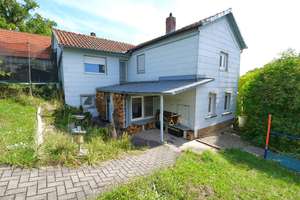 EFH in Hanglage mit Top-Blick auf die Veste - Ruhig, zentral, Anliegerstraße – Die vollständige Adresse der Immobilie erhältst du vom Anbieter., 96450 Mitte, Coburg – Vorschaubild 1