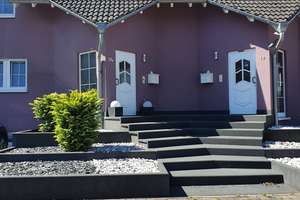 Moderne Doppelhaushälfte mit Garage, Stellplatz und Traumgarten