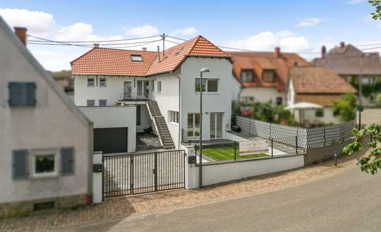 Renoviertes Zweiparteienhaus im Ortskern von Godramstein!
