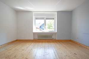 Teilmodernisiertes Zweifamilienhaus mit Garage und Stellplatz auf 566 m² Grundstück – Annener Berg 3, 58454 Ennepe-Ruhr-Kreis – Vorschaubild 5