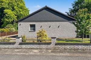 Großzügiger Bungalow mit Kamin und Garten in Duisburg-Walsum