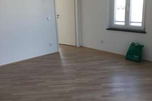 Moderne 2-Zimmer-Dachgeschosswohnung mit Balkon & Garagenstellplatz – Colmdorfstrasse 13, 81249 Aubing-Süd, München – Vorschaubild 9