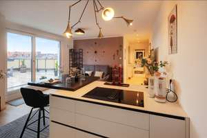 Möbliert: Lichtdurchflutete 2-Zimmer Wohnung mit großer Dachterrasse 