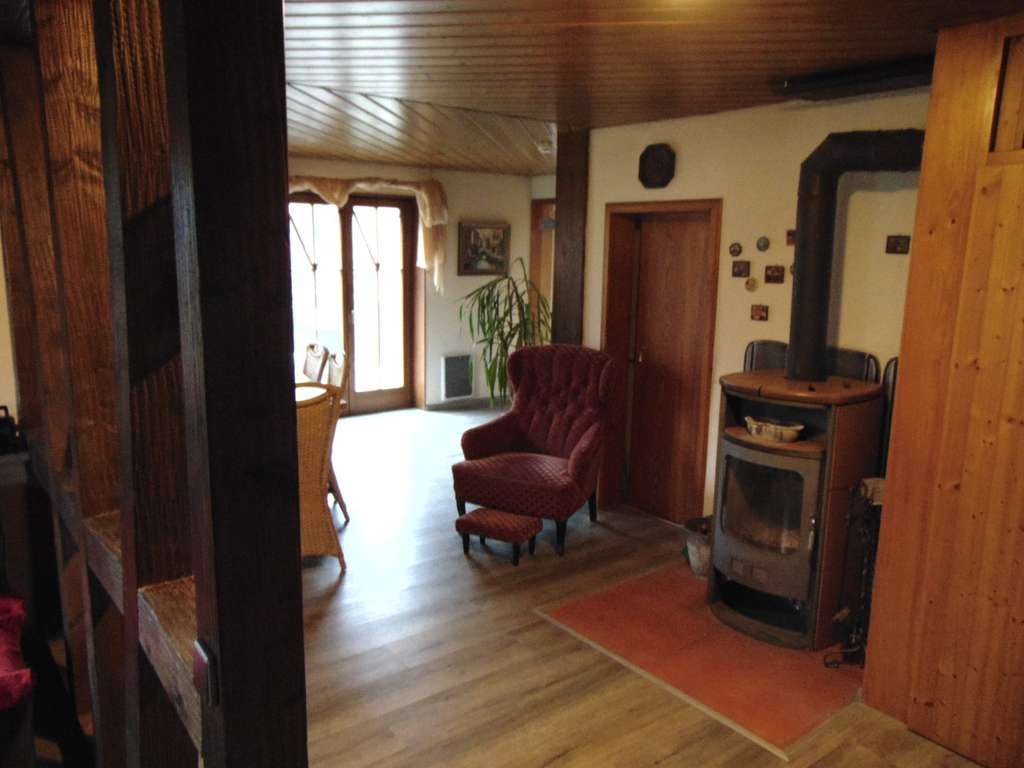 Immobilie in Maulbronn - gepflegtes  Haus mit viel Holz in ruhiger Lage - Bild 3