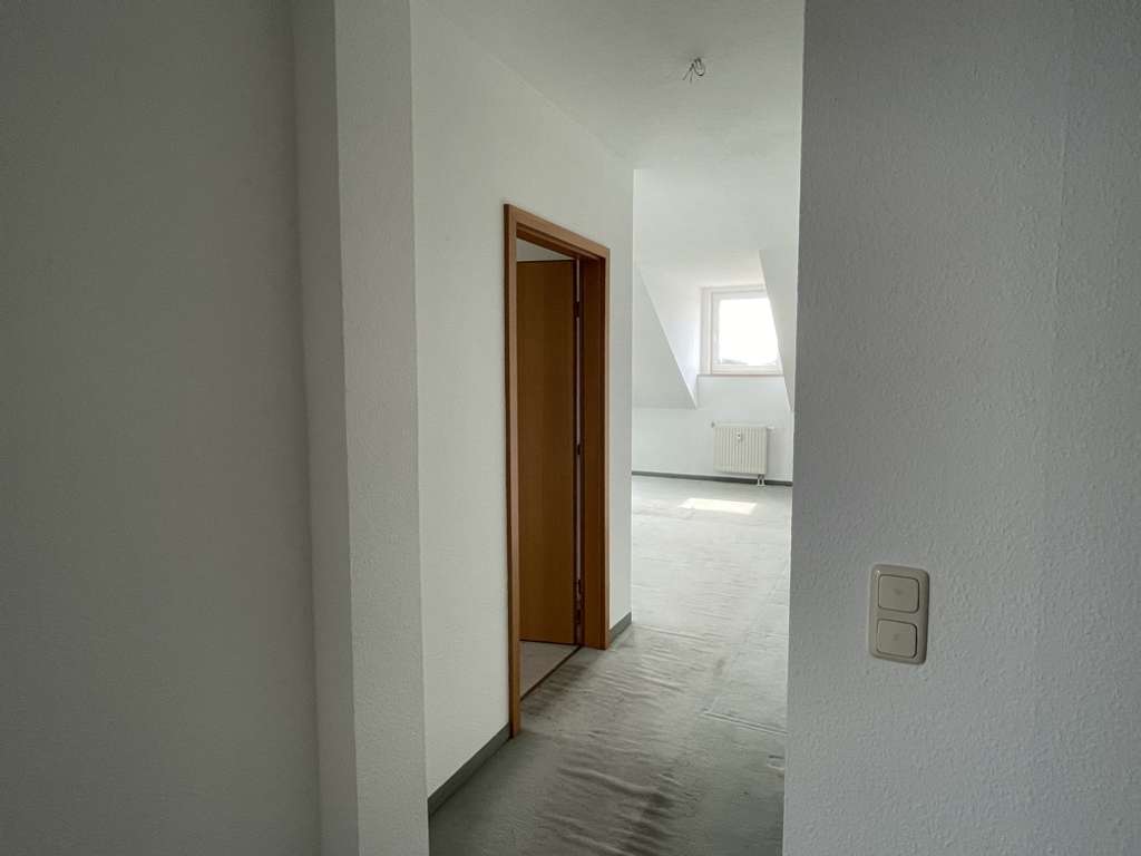 Immobilie in Naunhof - TOP BEZUGSFREI, Lichtdurchflutete 2-Raum-Dachgeschosswohnung inkl. 2 TG Stellplätze zu verkaufen! - Bild 4