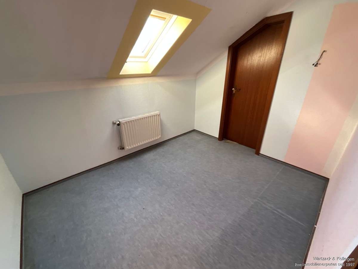 Immobilie in Postbauer-Heng - Familienschatz!
Ein- bis Zweifamilienhaus 
in Postbauer-Heng (Kemnath) - Bild 1