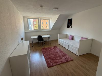 voll möbliertes WG Zimmer in 4er Mädchen WG
