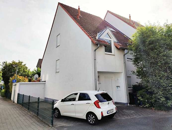 Gepflegte Doppelhaushälfte mit schönem Garten, Einbauküche und Garage in Hofheim