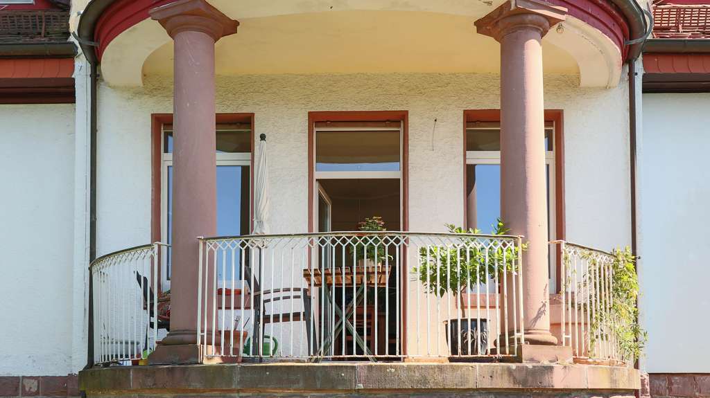 Immobilie in Niefern-Öschelbronn - Repräsentative Villa - Historisches Ambiente mit guter Bausubstanz und modernem Wohnkomfort.  - Bild 2