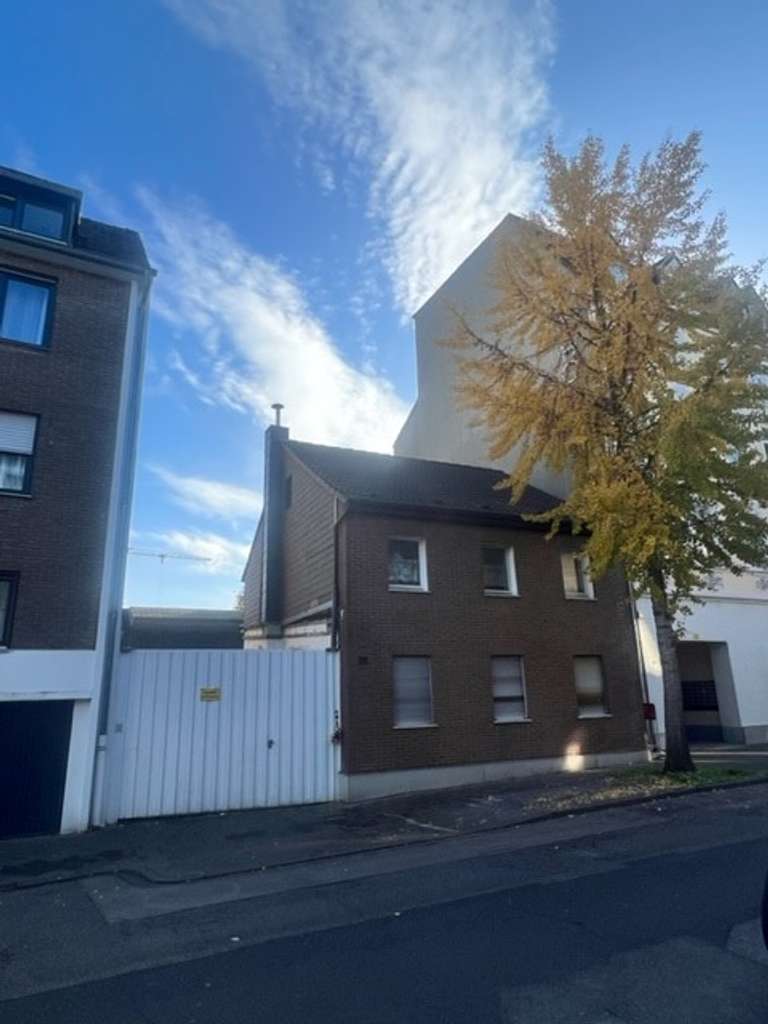 Kleines Einfamilienhaus mit Halle in ruhiger Lage von MG-Rheydt