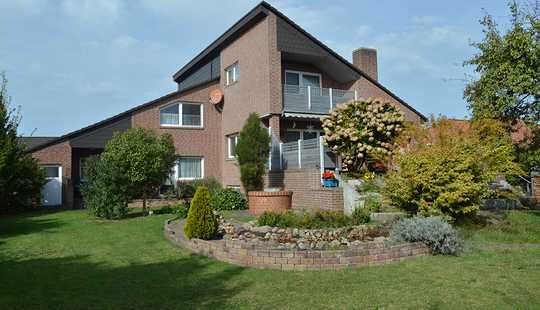 Bild von Split-Level-Haus mit idyllischem Garten