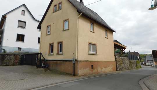Bild von Einfamilienhaus mit großer überdachter Terrasse u. Baugrundstück
