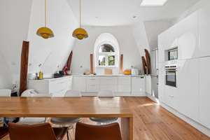 Elegante Endetagenwohnung in prachtvoller Altbauvilla, idyllische Bestlage: in nur 400m zur Alster – Die vollständige Adresse der Immobilie erhältst du vom Anbieter., 22085 Uhlenhorst, Hamburg – Vorschaubild 3