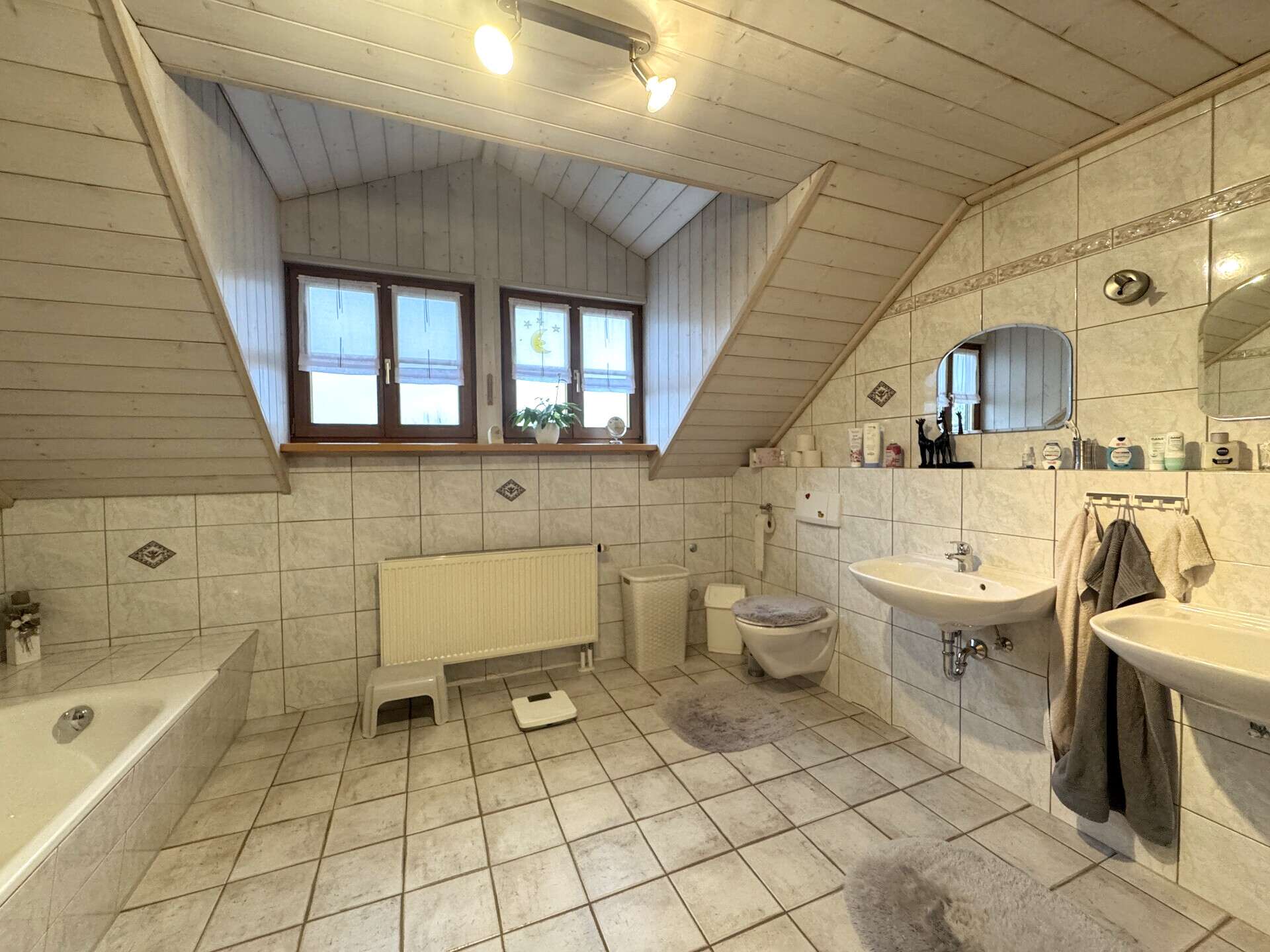 Immobilie in Bayerbach b. Ergoldsbach - Wohnhaus mit Weitblick & Freiraum – vielseitiges Anwesen mit Tierhaltung und zwei Einliegerwohnungen - Bild 2