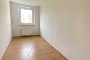 //  Gemütliche 4-RW * sonniger West-Balkon * Tageslichtbad mit Wanne * ideal für Familien \\ – Förderstedter Str. 94, 39112 Magdeburg – Vorschaubild 3